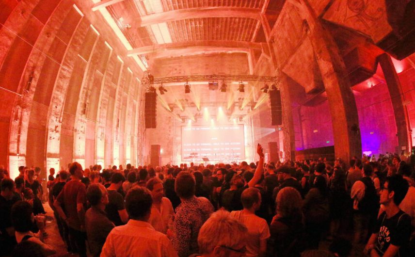 Conheça a Berghain, o clube mais restrito da terra.